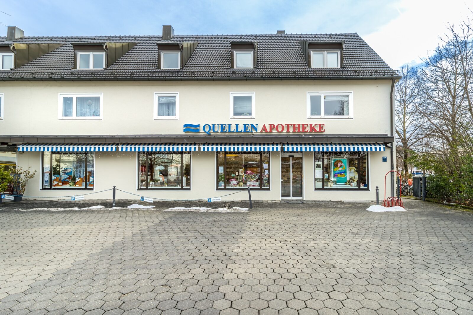 Außenansicht der Quellen-Apotheke in der Ostpreußenstraße 12