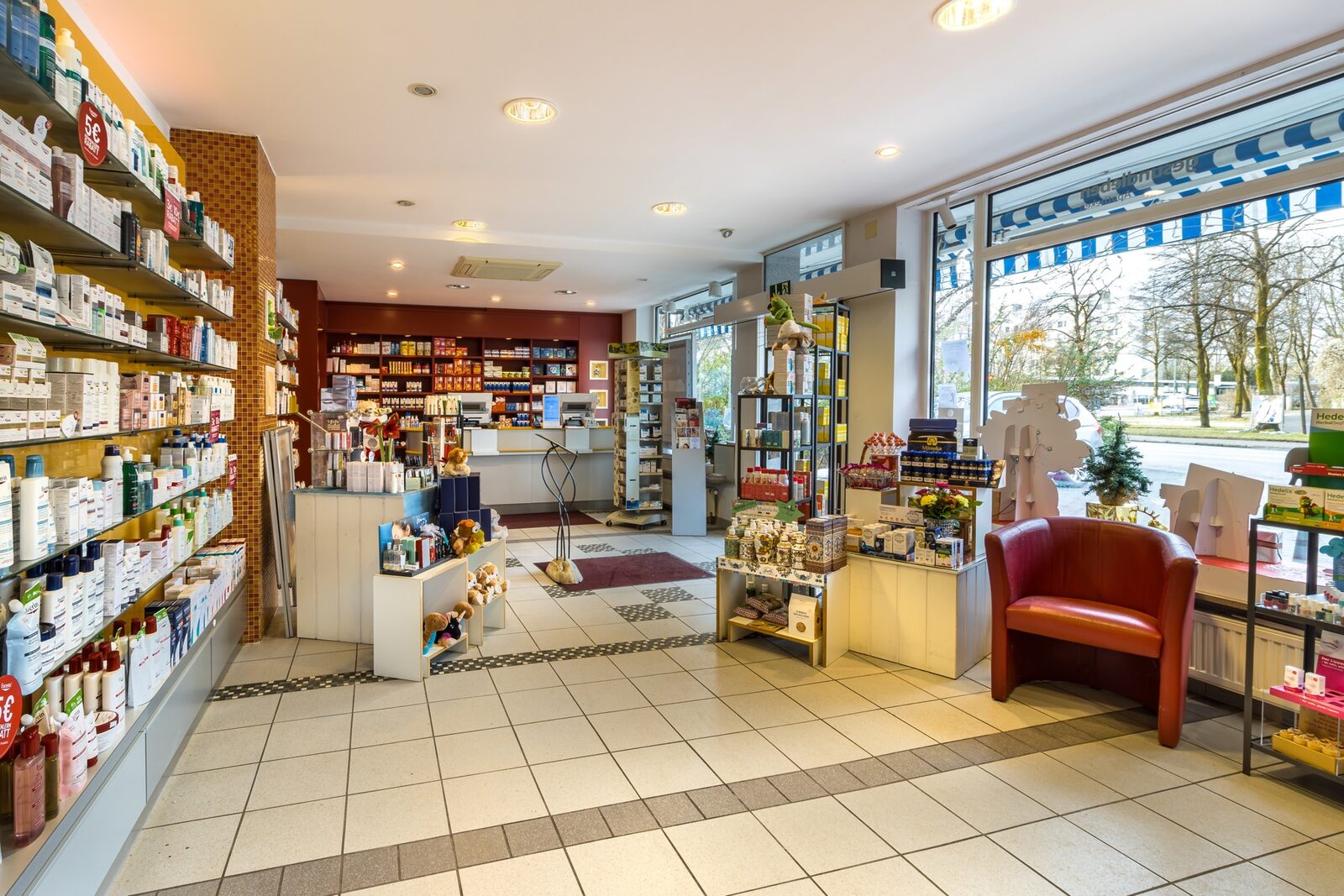 Heller Innenraum der Quellen-Apotheke in München-Bogenhausen